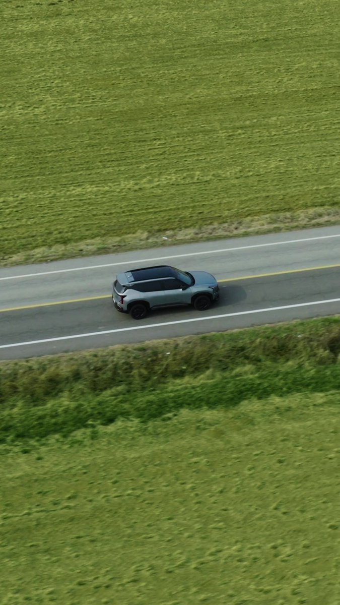 The Kia Seltos Hybrid moves in step with the season, flowing across open roads and changing scenery.