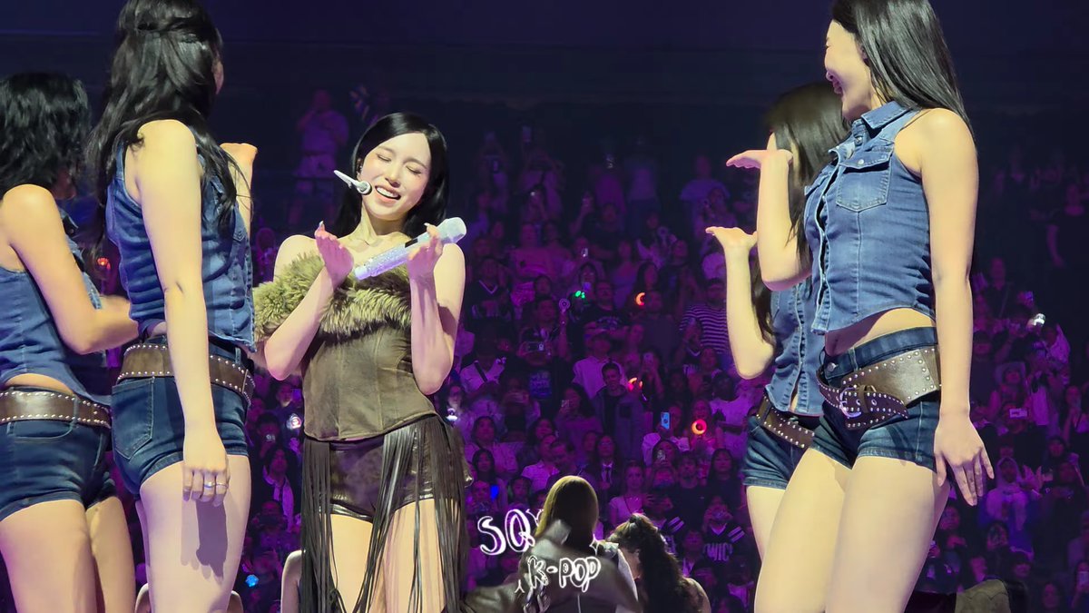 The dancer unnies blowing kisses to Mina and her blowing kisses back