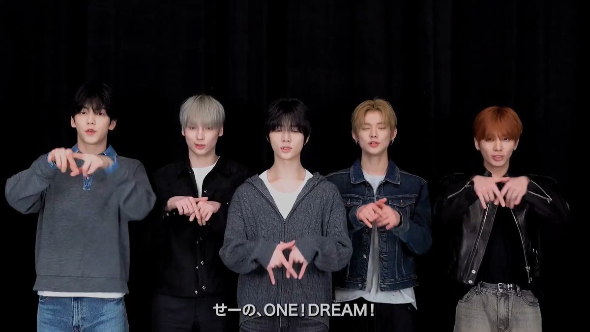◥◣ #TOMORROW_X_TOGETHER ◢◤ 8th Mini Album 『7TH YEAR: A Moment of Stillness in the Thorns』が配信開始✨ タイトル曲「Stick With You」は パワフルで中毒性のある楽曲🔥 記念に、セルフィーフォトカードが 当たるキャンペーンも！📸 続きはスレッドから🔽 #My推し_TOMORROW_X_TOGETHER