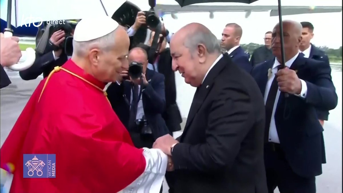 🇻🇦🇩🇿 𝗙𝗟𝗔𝗦𝗛 — Le pape Léon XIV est arrivé en Algérie et a été accueilli à l'aéroport international d'Alger par le président Abdelmadjid Tebboune, devenant ainsi le premier pape de l'histoire à fouler le sol algérien.