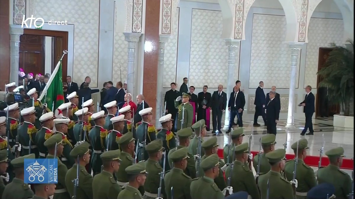 🔴 Les hymnes du #Vatican et de l’#Algérie retentissent à l’aéroport international d’Alger, lors de la cérémonie de bienvenue du pape #LéonXIV. #PapeenAlgérie 🇩🇿 👉 A voir sur KTO et Philippine de Saint Pierre Etienne Loraillère