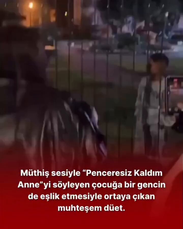 Müthiş sesiyle "Penceresiz Kaldım Anne"yi söyleyen çocuğa bir gencin de eşlik etmesiyle ortaya çıkan muhteşem düet.