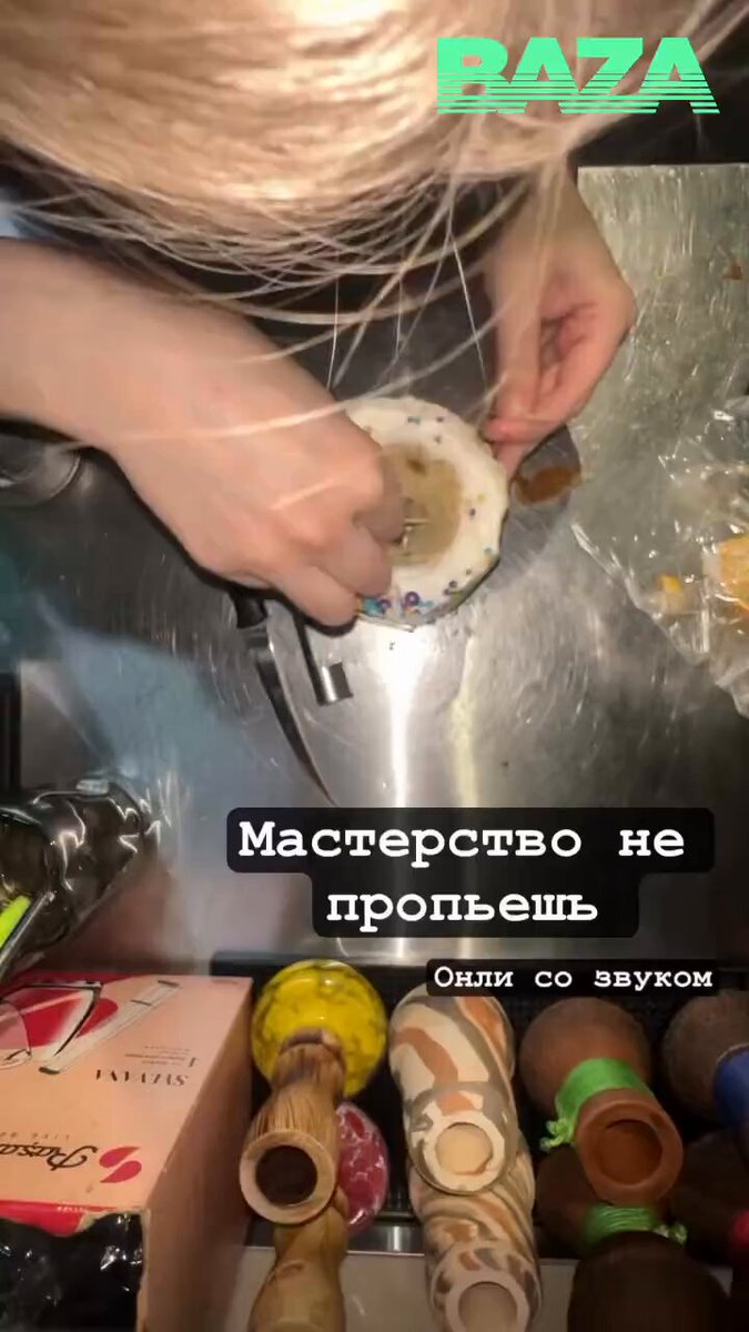 В Москве девушка «забила» кальян на куличе. Против неё возбудили уголовное дело «Правонарушение», которое жительница Саранска устроила с друзьями, произошло в московском баре. Ошибкой стало то, что своё достижение девушка выложила в соцсети, сопроводив фразой: «Даже Христос от такого Воскрес». Видео быстро разлетелось и на него начали жаловаться обиженные верующие. Вскоре произошедшим заинтересовались правоохранители и 27-летняя Ксения стала фигуранткой уголовного дела по статье «нарушение права на свободу совести и вероисповедания». В ближайшее время девушку должны забрать на допрос. Она уже извинилась за свою выходку, но вряд ли это поможет.