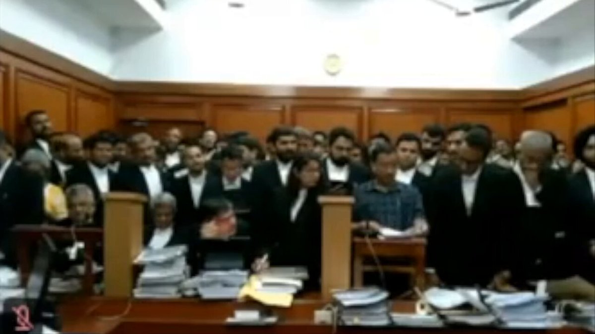 THIS IS ABSOLUTE MIC DROP 🎤💥 SUPREME COURT: Justice must not only be done, but also be seen to be done. CBI was once called a “caged parrot”. KEJRIWAL 🔥: Who controls that cage? The political establishment. Your Honour attended their events 4 times. PERCEPTION MATTERS 🎯