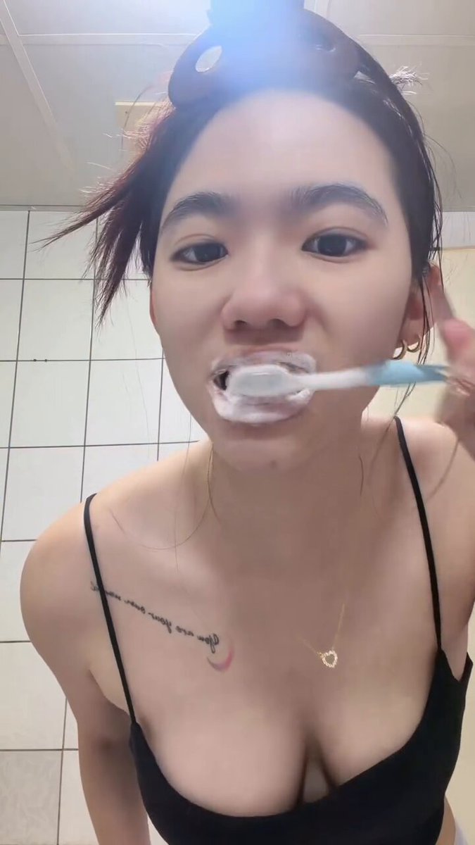 洗刷后睡觉了，不要惦记了，已经是别人的老婆了
