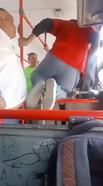 Comparten en redes sociales video donde un chófer de ruta urbana en #Monterrey golpea a un pasajero por haber abusado de una mujer.