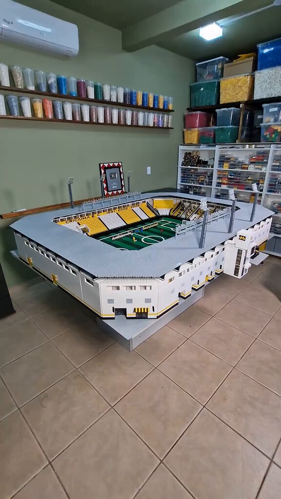 Esse maluco montou o estádio do Criciúma de LEGO com detalhes absurdos e usando mais de 30 mil peças e DESMONTOU TUDO Pra vocês terem ideia um estádio de lego dos oficiais tem mais ou menos 6 mil peças (e ja é muito)