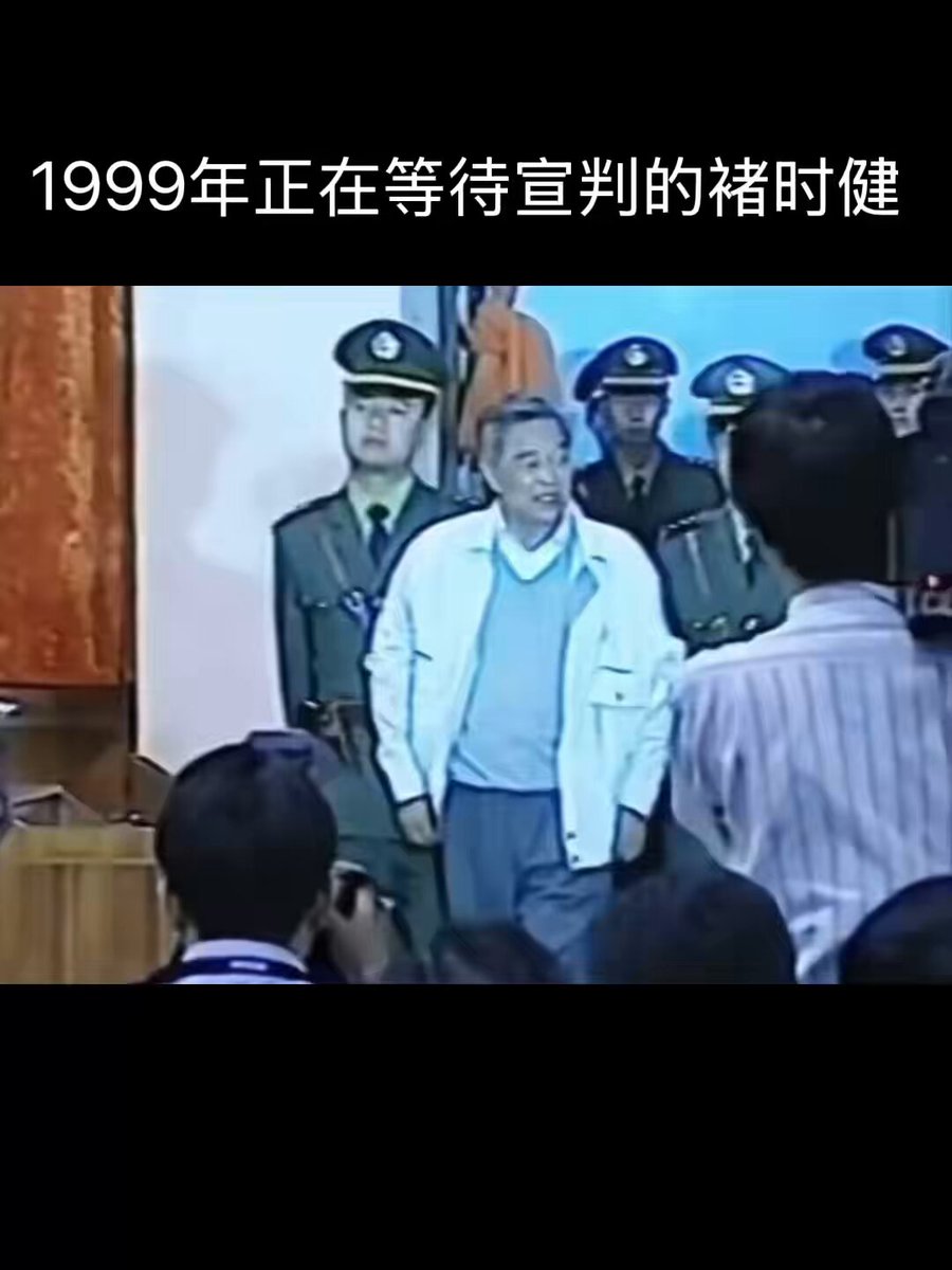褚时健的传奇一生 1928年，褚时健生于云南一个农民家庭，少年丧父后挑起养家重担，早早学会了酿酒、种地。 1963年，他接手连年亏损的糖厂，第一年便扭亏为盈。 51岁，他接手濒临倒闭的玉溪卷烟厂，用18年将其打造成亚洲第一的红塔集团，创税利1400亿元。大器晚成，从来都不是问题。 71岁，他因经济问题入狱，女儿自杀，名誉扫地，从云端跌落深渊。人生至暗，不过如此。 74岁，保外就医的他承包2400亩荒山种橙。住窝棚、修水渠、改良土壤，前五年零收入，靠朋友接济度日。十年后，"褚橙"年销售额过亿，85岁成为"橙王"。 年龄从来不是界限。51岁可以起步，74岁可以重来。失败也不是终点，谷底之上，每一步都是向上。 在这个急于求成的时代，他用十年种一批橙子，告诉我们：真正有价值的事，都需要时间沉淀。迷茫时，别问"来不来得及"，只问"做不做得到"。 人生总有起落，精神终可传承。只要不下牌桌，就永远有翻盘的机会。