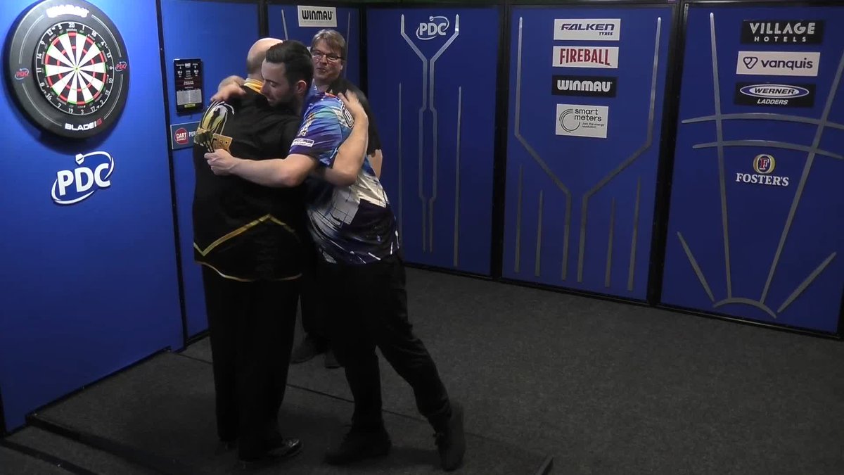 GILDING KO'S HUMPHRIES! Andrew Gilding is through to the quarter-finals of #PC9, as Goldfinger beats the world number two Luke Humphries 6-4! 📺 #PC9