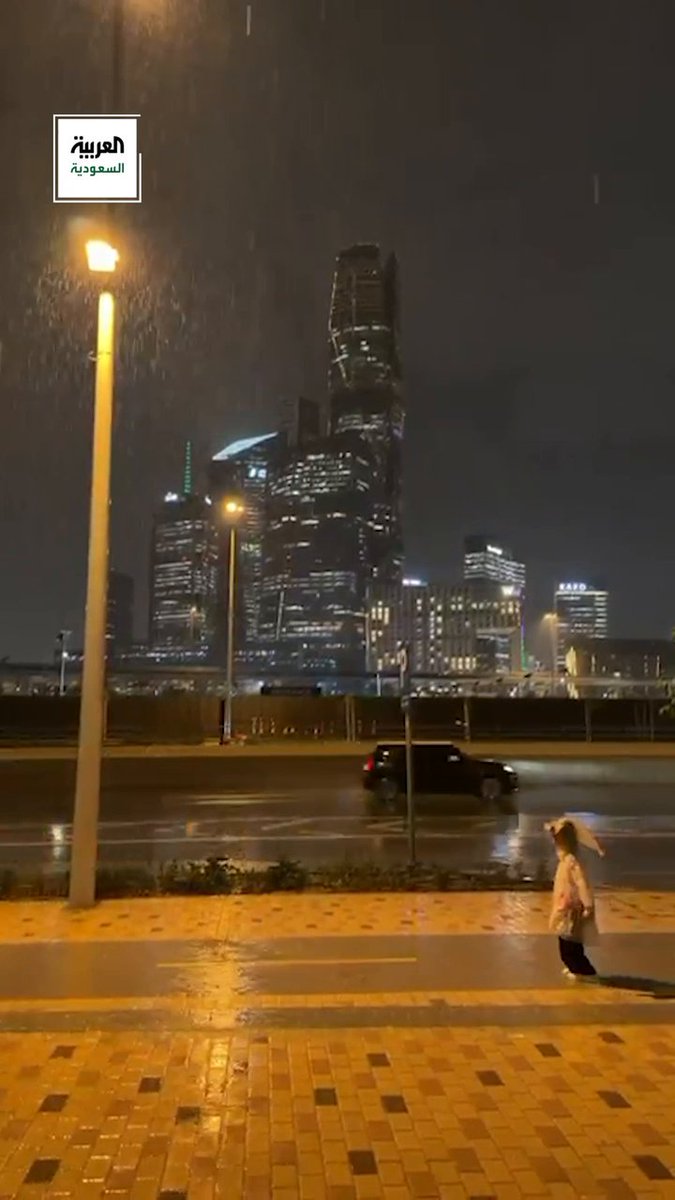 هطول أمطار غزيرة على العاصمة #الرياض عبر: بندر العويمري