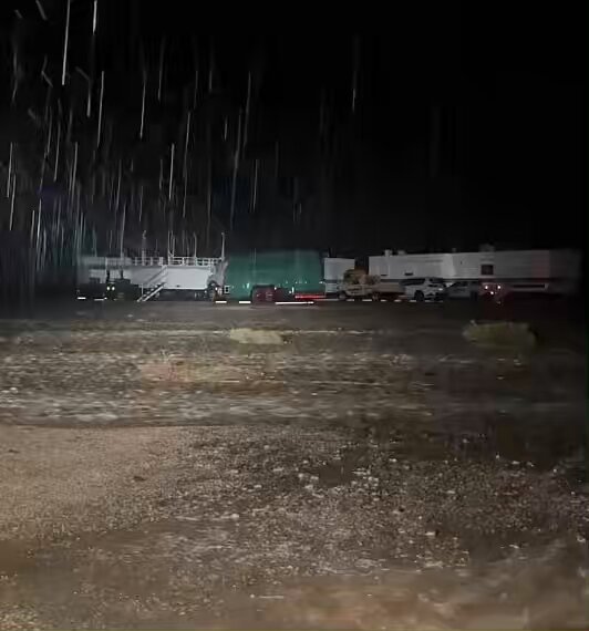 وعقب سيله والندا زان جوك يابدوي والعشب قدهو معنّق ويشبع له قعود. ⛈️🐪