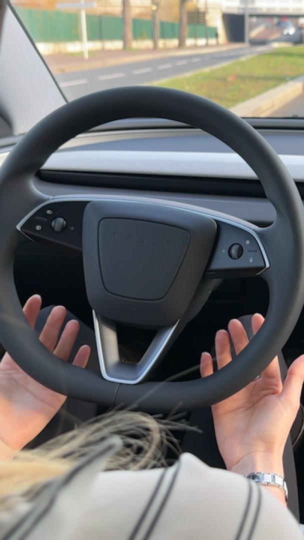 Aux Pays-Bas, on peut désormais conduire sans les mains 🚘 Les autorités hollandaises ont autorisé l'activation du Full Self Driving (FSD), une conduite 100% autonome disponible sur les modèles Tesla. La France pourrait suivre rapidement. 🎙️ Julien Bonnet