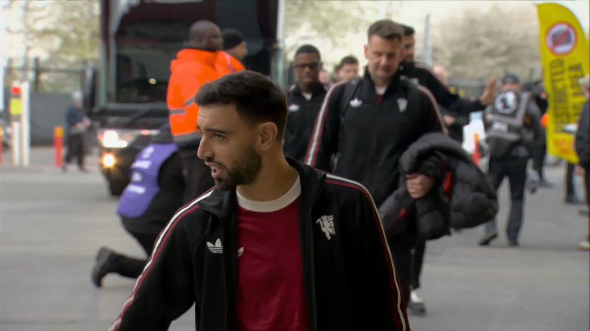 Manchester United arrive at Old Trafford ahead of a big game against Leeds 📍