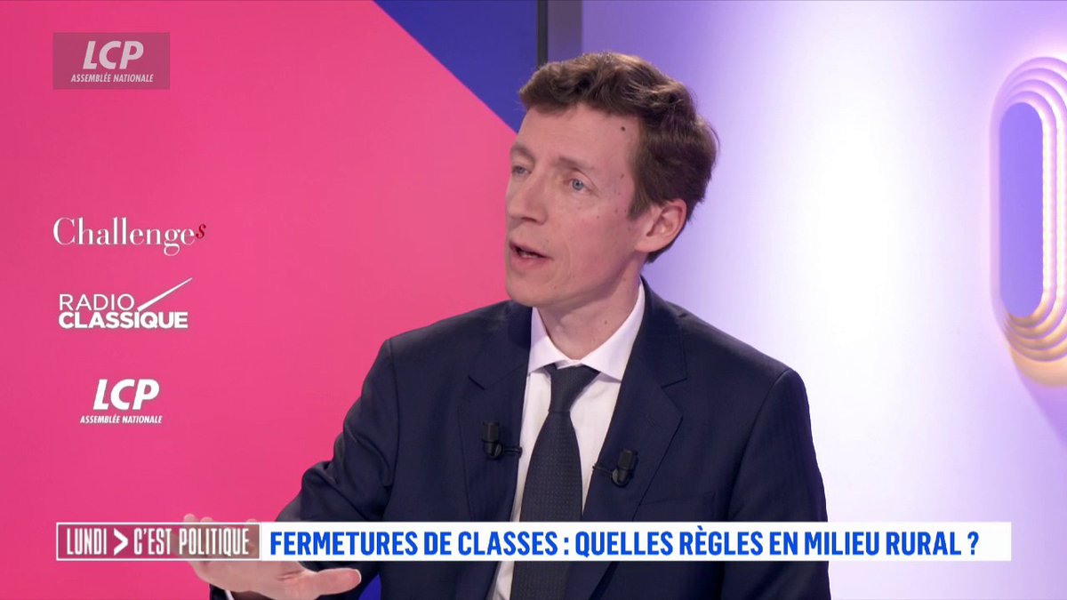 "En 2017 on était à plus de 23 élèves par classe en moyenne dans le premier degré, aujourd'hui on est à 21", indique Édouard Geffray. "On n'a jamais eu un nombre d'élèves aussi faible d'élèves par classe dans le premier degré dans l'histoire de l'école de la République". #LCPol