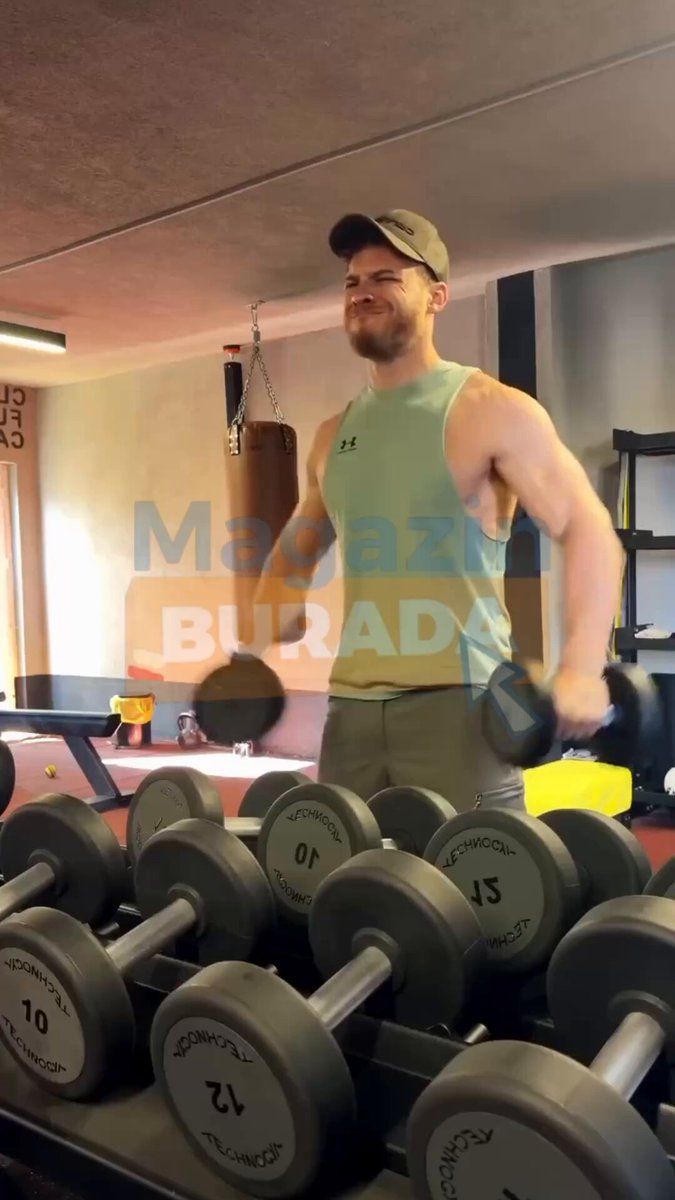 Türkiye’ye döndüğünü söyleyen #KeremBürsin , spor yaptığı anları paylaştı.