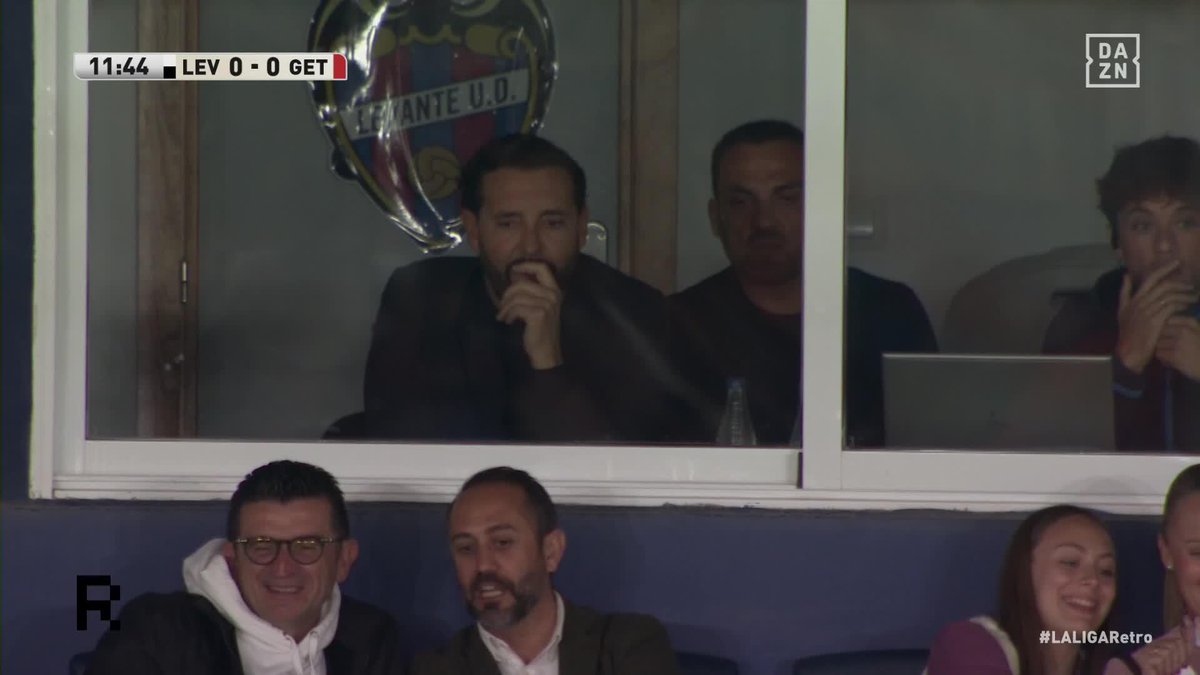 El momento de tensión de José Bordalás con la grada viendo el Levante-Getafe desde la cabina #LALIGAenDAZN ⚽