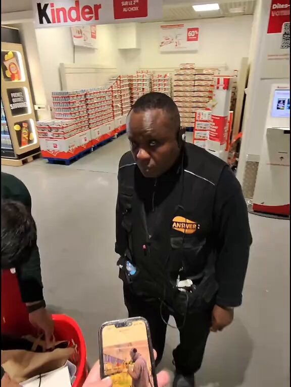 🇫🇷 Malaise en magasin. Un agent de sécurité a été piégé par une vidéo IA montrant un client en train de manger des fruits et légumes. Pensant à un vol, il intervient fermement pour demander des comptes… avant de se rendre compte que la vidéo était totalement fausse.Un moment gênant face à un client surpris par la situation.