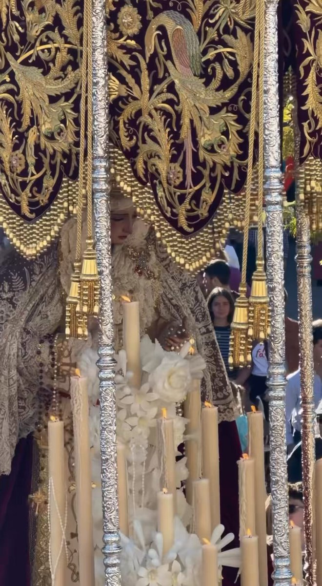 🗣️ El Coro Cofrade de Sevilla interpretando el "Asturias, patria querida" ante la Virgen del Rosario de la Milagrosa ante el Centro Asturiano de Ciudad Jardín el pasado Sábado de Pasión. #SSantaSevilla26 📽️: Coro Cofrade de Sevilla