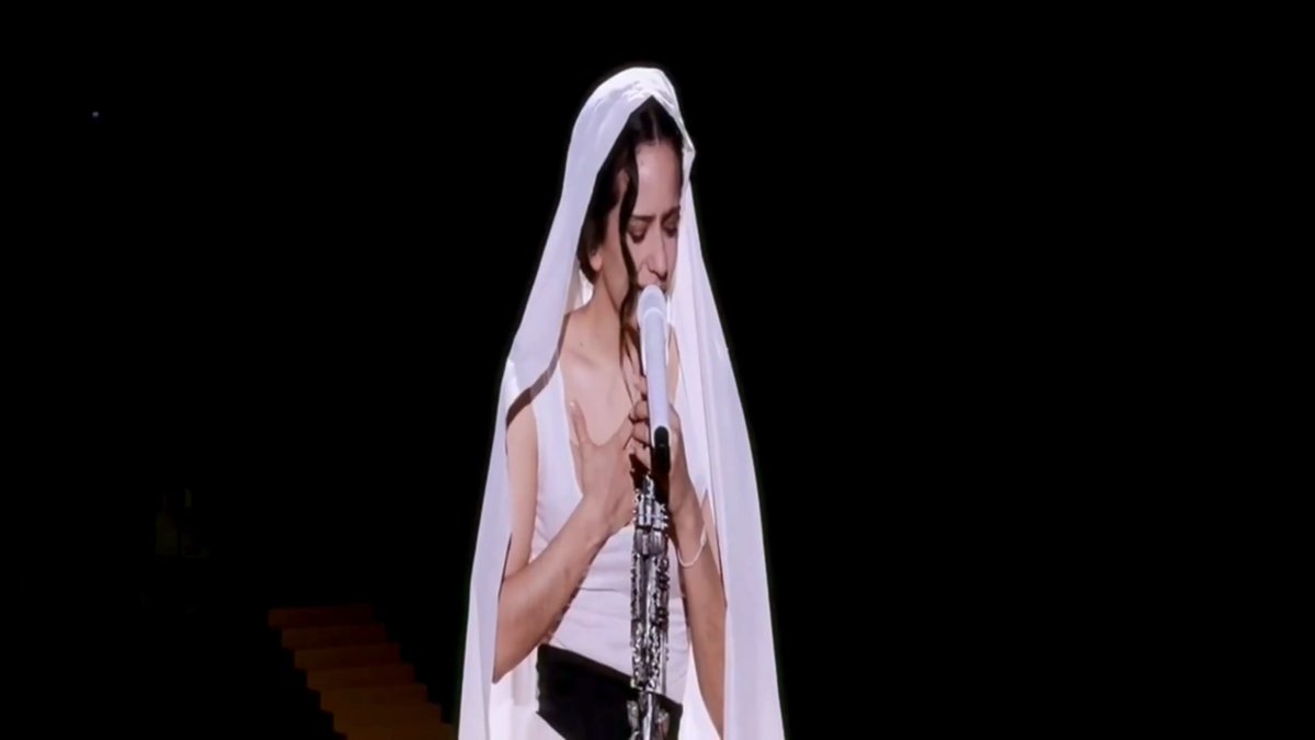"Normalment tinc una mica de nervis abans d'actuar. Soc una mica com un huracà. Però avui el cor m'anava a mil per una raó molt contenta: que canto a la meva ciutat", ha dit Rosalía abans d'interpretar "Mio Cristo piange diamanti"