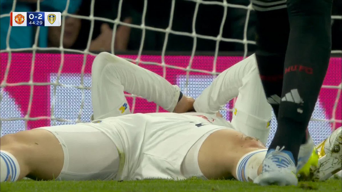Lisandro Martinez with a HUGE challenge to deny Leeds a third! 😤