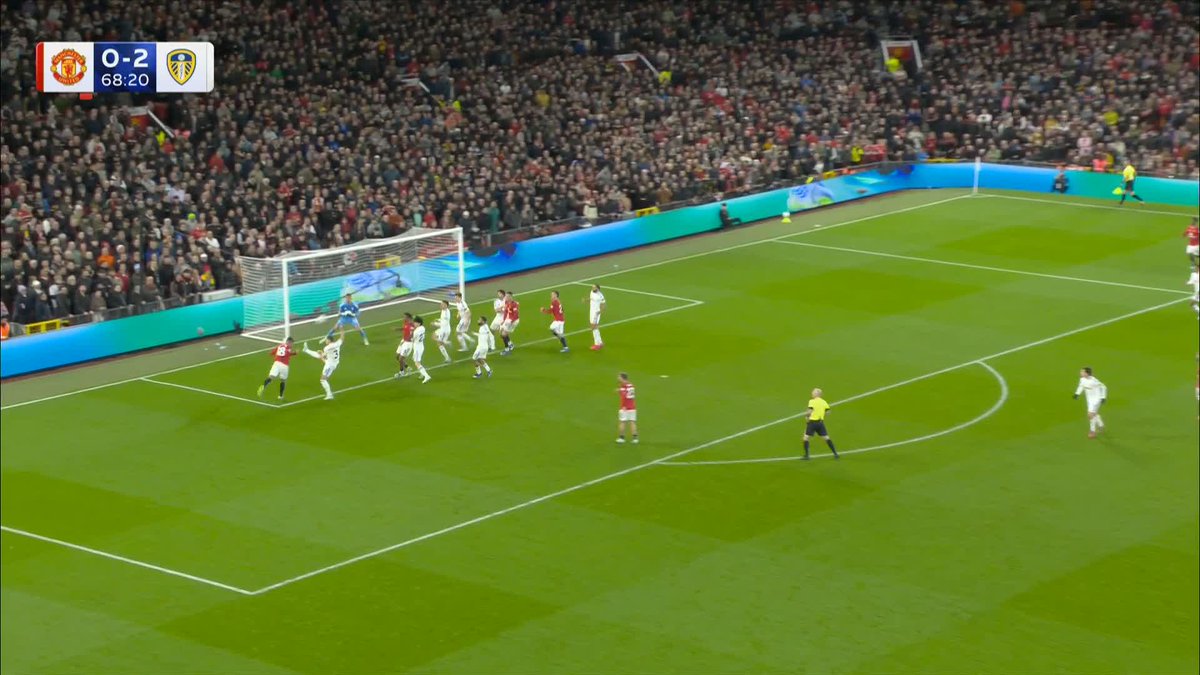 Casemiro gets on the end of a wonderful Bruno Fernandes delivery and Man Utd are back in it! 🔴