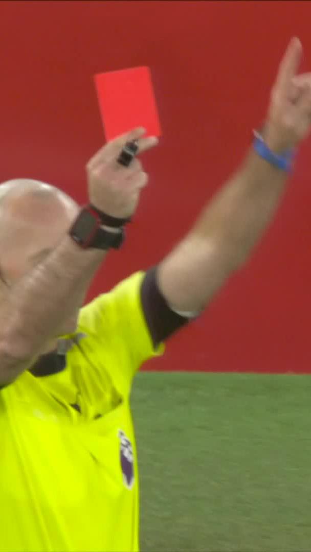Down to 10 men 😲🟥 It goes from bad to worse for Man United 👇 📺 Stream #MUNLEE on DStv: