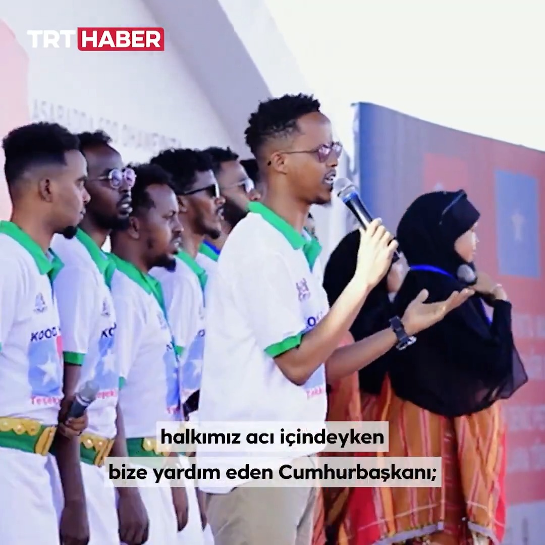 Somalili bir grup, Türkiye'den ülkelerine yapılan yardımlar için Cumhurbaşkanı Erdoğan’a şarkıyla teşekkür etti. 📌"Dünya bize sırt çevirdiğinde, halkımız acı içindeyken bize yardım eden Cumhurbaşkanı; sağ ol, var ol Erdoğan."