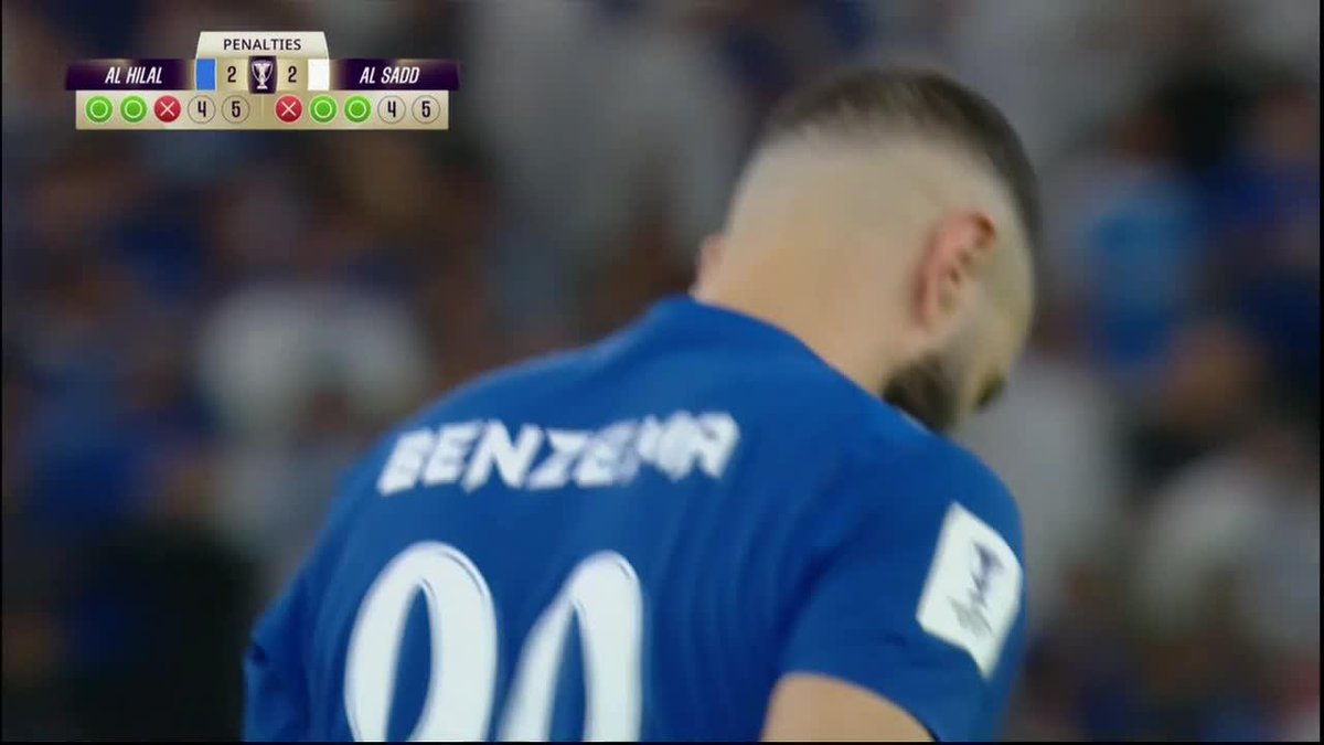🇸🇦 Benzema dejó el Ittihad para pasar al Al-Hilal porque querían un nueve y dar el golpe continental que faltaba. Armó un quilombo barbaro que hasta motivó el paro de CR7. Hoy su penal lo mandó a la tribuna y Al-Hilal quedó afuera de la Champions.