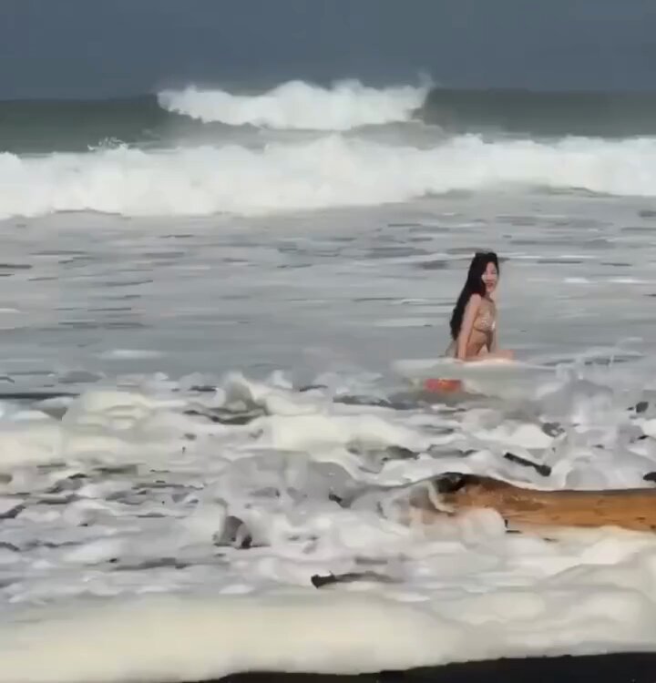 Una influencer tailandesa 🇹🇭 antes de meterse al mar, dejó su teléfono en la playa 🏖️ para grabar un video, pero se encontró con una fuerte corriente de alejamiento; desprevenida, fue arrastrada instantáneamente por una ola gigante y finalmente desapareció de la cámara. Un transeúnte recogió el teléfono, el video se volvió viral 😳