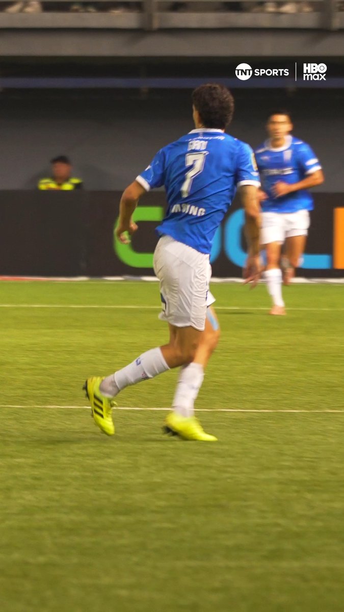 🤔💢⚽ ¿Merecía tarjeta? Justo Giani fue derribado por Raimundo Rebolledo, en la victoria de #LosCruzados ante Audax Italiano. El juez principal cobró la acción como falta pero no amonestó al formado en La UC, algo que no gustó a la fanaticada universitaria. Disfruta lo mejor de la #LigaDePrimeraMercadoLibre 2026. Suscríbete a #TNTSportsenHBOMax 📲💻 Link en la BIO 📍
