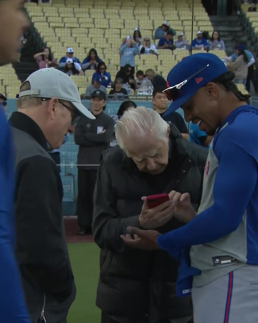 Steve Cohen catches up with Francisco Lindor on the field at Dodger Stadium
