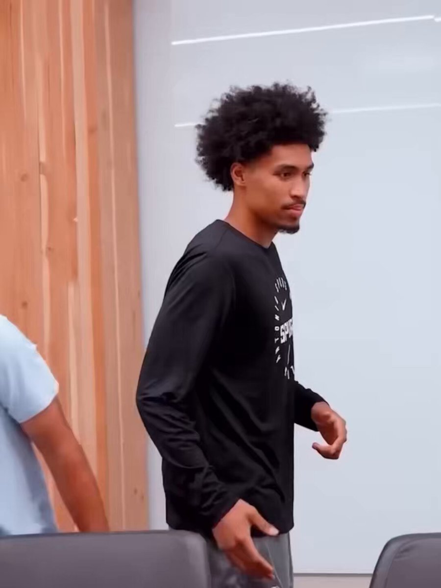 A reação do Dylan Harper quando ele descobriu que o seu contrato de calouro era de 54 milhões de dólares por 4 anos 🤣😅 13,5 milhões anuais com 20 anos no TEXAS!