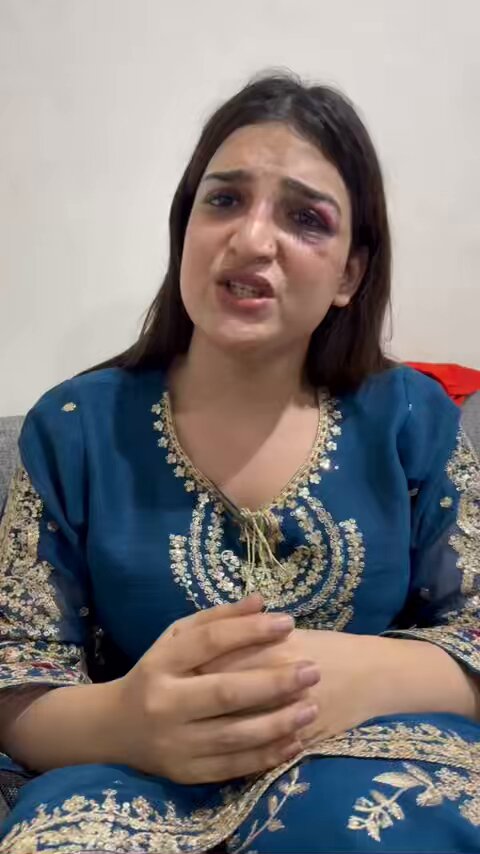 ہم نور حرا پر ہونے والے اس بہیمانہ حملے کی مزمت نہیں کرتے۔اب انہیں نئی مصیبت کا سامنا ہے کہ دوسرے کھسروں کے پیسے دینے ہیں اور Shahzadi Rai تھائی لینڈ میں منڈے پھنسا رہی ہے اسی لیئے کہتا ہوں ایسی چیزوں سے بچ کے 😂 #transgenderrights #SindhPolice #IGsindhPolice #TikTok #viralvídeo