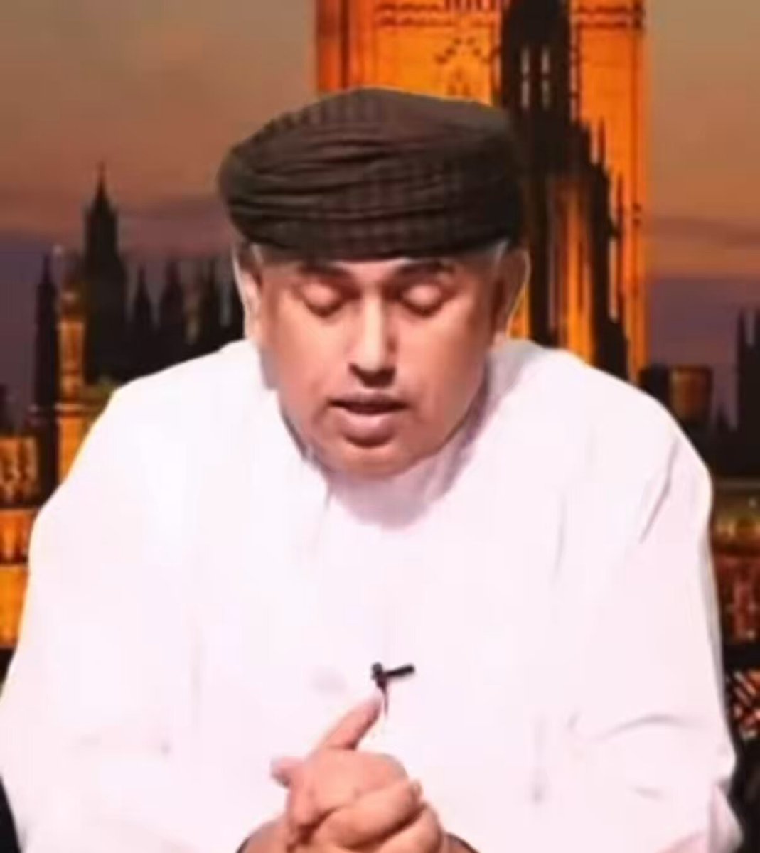 رأي شخصي .. ما حدث في المكلا ، ما هو إلا جزء من لوحة أكبر تتقاطع فيها المصالح والصراعات، ويمتد خيطها من إيران إلى أكثر من ساحة في المنطقة. إيران طوال أربعة عقود لعبت أدوارًا معقدة : تفجيرات، اغتيالات، دعم مليشيات، والعبث بالسفارات وتدخلات واضحة في أكثر من بلد عربي، ومع ذلك كان التعامل الدولي معها دائمًا يحمل ازدواجية لافتة. تحرك السعودية في المكلا، وثقلها السياسي والعسكري، ثم الحديث عن تنسيق أو تحالف مع باكستان وهي علاقات دفاعية قائمة منذ سنوات كلها مؤشرات أن هناك قراءة عند القيادة السعودية مختلفة، واستباق لما قد يتشكل. المنطقة اليوم ليست كما كانت والمشاريع التي تعثرت في أماكن، يعاد رسمها بطرق أخرى. وقتها تتذكر جملة ذاك العماني: “لو تعلمون ما يدار في الخفاء ضدكم” #Pakistán #İran #Israël