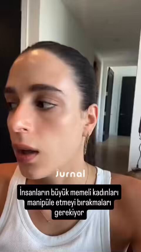 Büyük memeli kadınların yaşadığı zorluklardan bahseden kadın: "Spor yapmak, zıplanan aktiviteler, herhangi bir kıyafeti kendinize bulmak çok zor oluyor. Açık yaka bir şey giydiğim zaman eğilirken 'oo, dekolte vermişiz' diye algılandığında inanılmaz rahatsız oluyorum. Hemcinsim bana 'oo, cicikler de güzelmiş' dediği zaman taciz edilmiş hissediyorum. Sanki ben memelerimi büyütmüşüm ve sergiliyormuşum gibi günlük hayatımın içinde büyük memeli olduğum için işaret edilmekten inanılmaz rahatsızlık duyuyorum. Memelerimi göstermek istediğim zaman gösterebilirim. Onun dışındaki zamanlarda memelerime işaret edilmesi, büyük oldukları için bir şeyler söylenmesi, bir isim konulması, sempatikleştirilmesi ya da 'keşke benimkiler de senin gibi olsa' denmesi beni rahatsız eden bir konu."