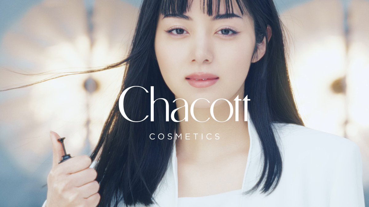 ／​ 池田エライザさん出演🤍​ ＃コンプレクションクリエイター 新CM公開！​ ＼​ 動いても、動いても、動いても、崩さない。​ #チャコット のプレストパウダー​ 4/14（火）全国のバラエティショップ等で、​ リニューアル新発売✨