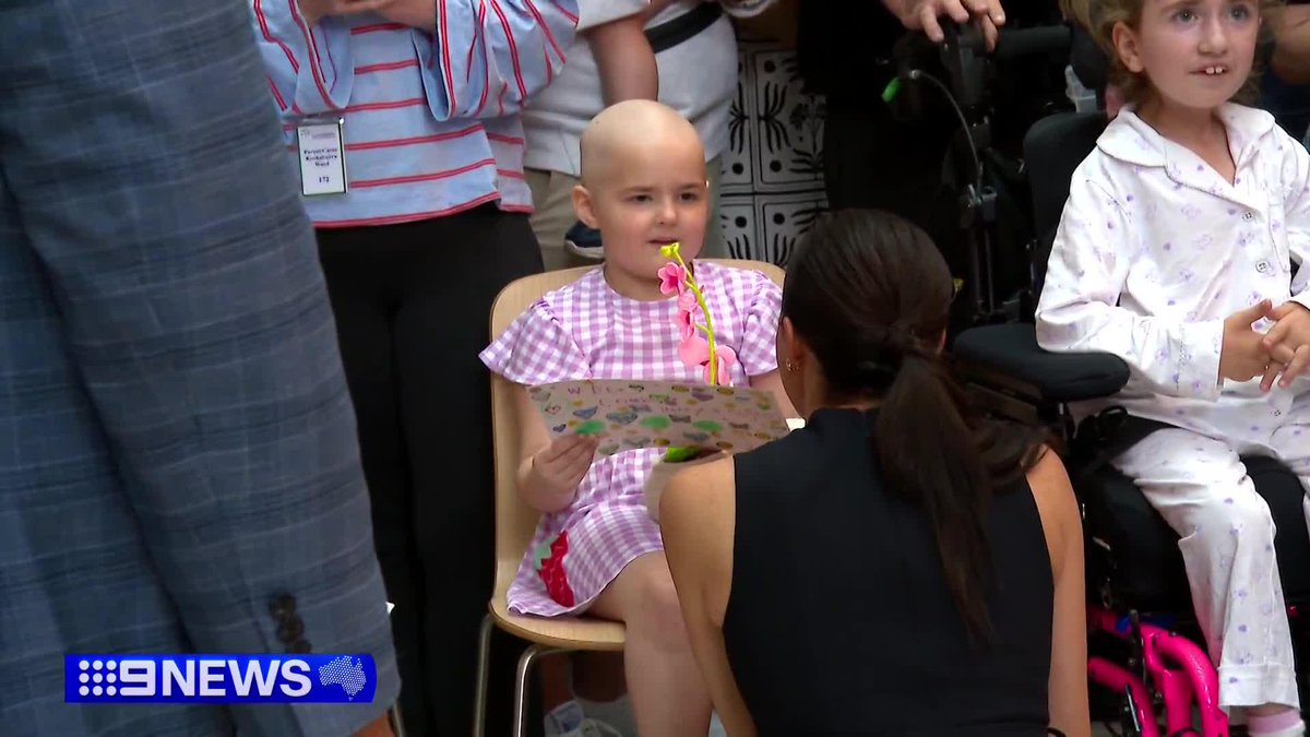 Harry and Meghan have drawn cheers and applause as they began their whirlwind Australian visit in Melbourne. The Duke and Duchess of Sussex kicked off their tour at the Royal Children's Hospital, creating memorable moments for staff, patients and families. Edward Godfrey #9News