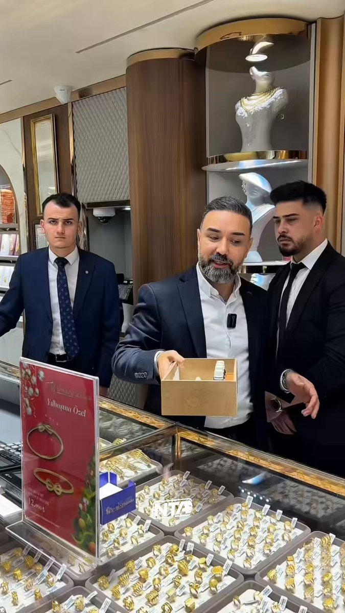 Bir kuyumcu, daha önce kendisinden tam altın alan müşterisinin başka bir kuyumcuda “22 ayar” denilerek değerinin düşürülmek istenmesi üzerine devreye girdi. Altının gerçek ayarını uygulamalı testle ortaya koyan kuyumcu, izleyenleri şaşkına çevirdi.