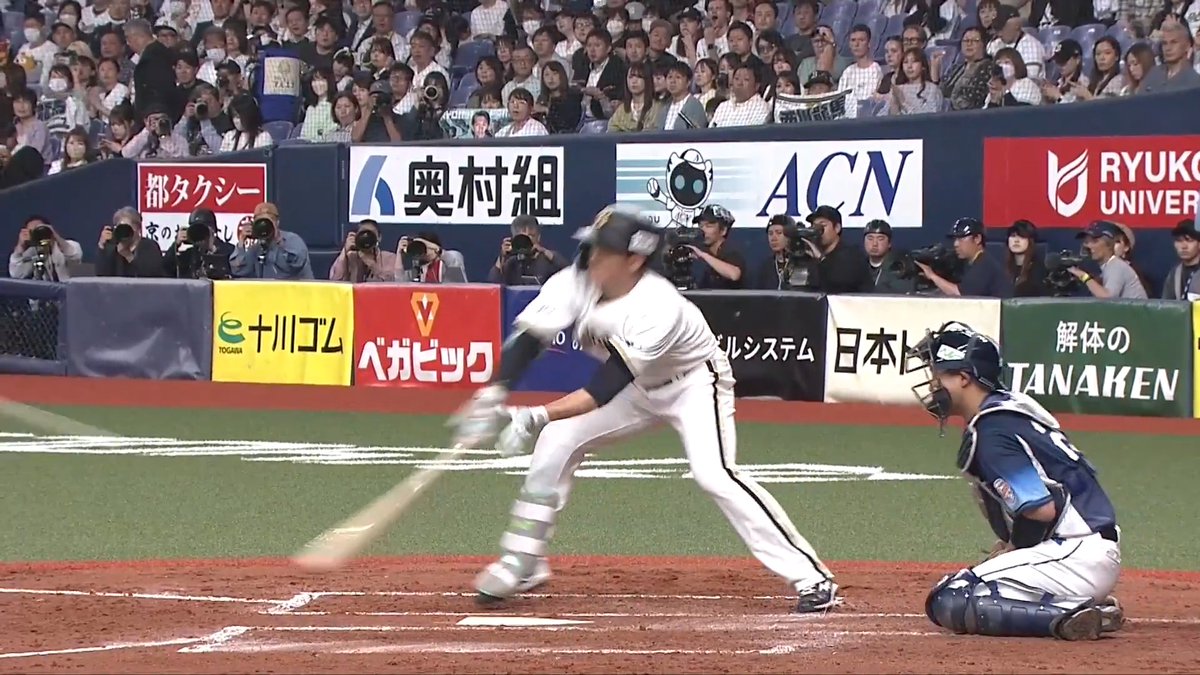 まさに変態打法！！😲 このコースをヒットにするのか👀 オリックス 西川龍馬 選手のタイムリーヒットなどで4点を先制！🔥🔥 👇ライブ配信はこちら