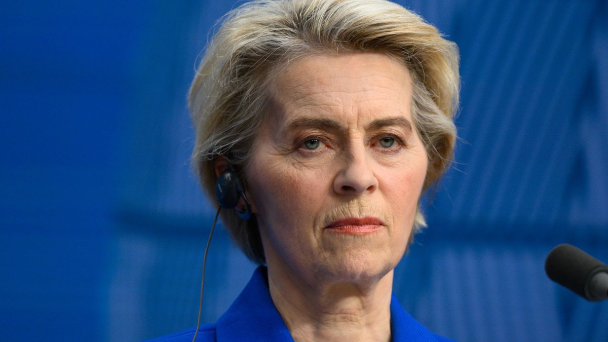 Brüssel greift nach der Macht! Bisher musste bei heiklen außenpolitischen Entscheidungen jeder Staat zustimmen. Genau das soll jetzt fallen. Von der Leyen will das Einstimmigkeitsprinzip aufheben und damit das Vetorecht der Mitgliedstaaten – wer nicht mitzieht, wird einfach überstimmt. Damit kann Brüssel Kriege, Sanktionen und Milliarden Zahlungen an die Ukraine durchdrücken, selbst gegen den Willen ganzer Länder. Ein paar Staaten auf Linie – und ganz Europa muss marschieren.