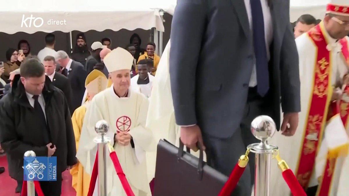 🔴 Le Pape préside la messe en #Algérie ! De nombreux chrétiens sont rassemblés en la basilique Saint-Augustin d'Annaba pour cet événement historique avec #LéonXIV. #PapeenAlgérie 🇩🇿 👉 A suivre sur KTO & Philippine de Saint Pierre Etienne Loraillère