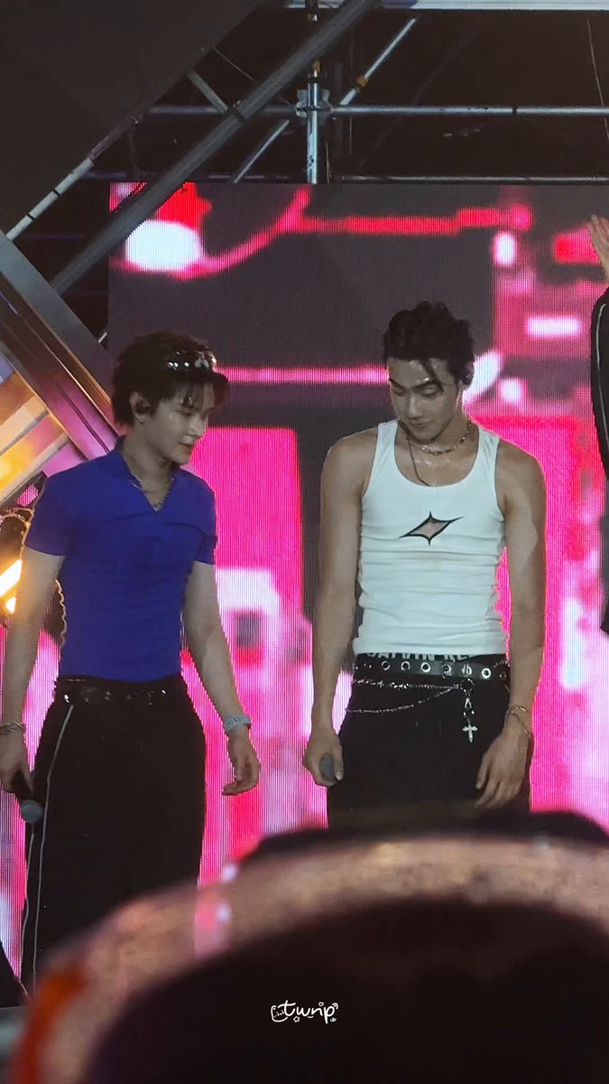 พี่ไทยหยิบผ้าเผื่อภีม แต่ภีมยื่นให้เอเอ เลยเช็ดด้วยกันแทน ( ผมยิ้มกับคลิป144pของตัวเอง )