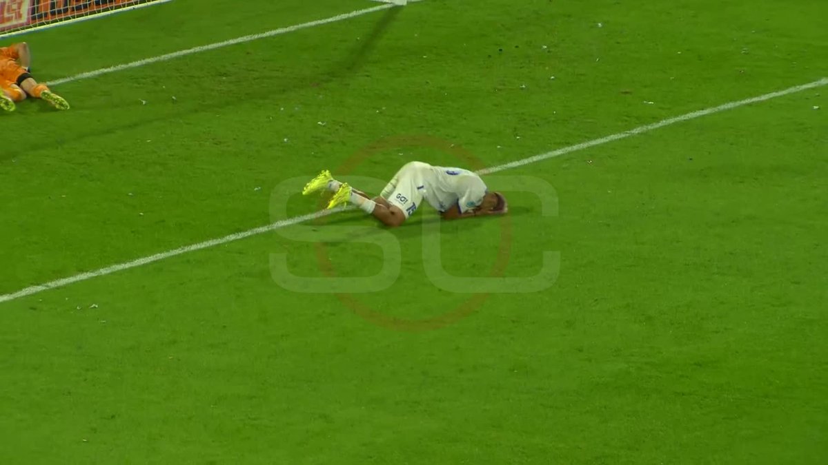 Não é possível perder um gol desse. Um jogador profissional não dá, até em pelada é raro de acontecer kkkkkkk Jogo Vélez x Central Córdoba.