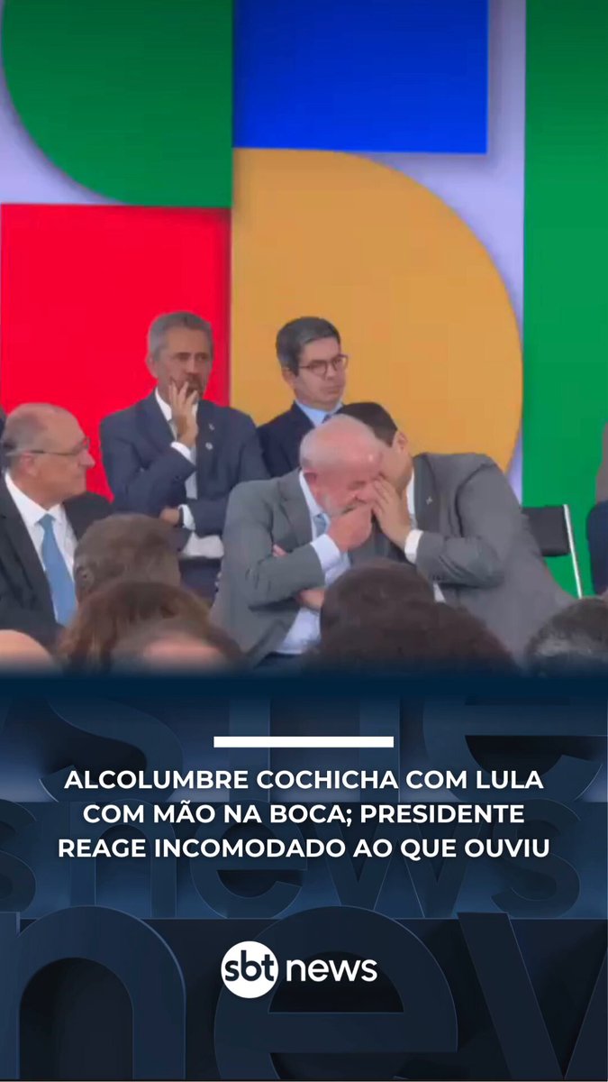 O presidente do Congresso Nacional, Davi Alcolumbre (União-AP) foi flagrado pelo SBT News, nesta terça-feira (14), cochichando com o presidente Luiz Inácio Lula da Silva (PT) durante a posse de José Guimarães (PT-CE) como ministro da Secretaria de Relações Institucionais. Alcolumbre se direciona a Lula com a mão esquerda sobre a boca para evitar leitura labial, em gesto acompanhado pelo presidente da República. Ao final da fala, o presidente reage com a cabeça, reflete por alguns segundos e balança a cabeça em tom negativo. Enquanto isso, Alcolumbre olha para o presidente enquanto se afasta, também em tom de reprovação. 💻 Confira a reportagem: 📹 SBT News #sbtnews #notícias #jornalismosbt