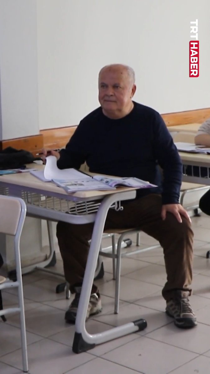 Samsun’da yaşayan 74 yaşındaki adam, Türkçe bilmeyen torunuyla anlaşabilmek için İngilizce öğrenmeye başladı.