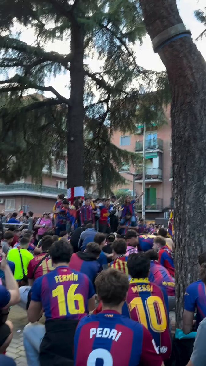 🚨🚨L’AMBIANCE COMMENCE À MONTER AUX ABORDS DU RIYADH AIR METROPOLITANO !!! 💙❤️🗣️ Les supporters du Barça donnent de la voix avant cette confrontation qui s’annonce… FOLLE !!! 😳🌋