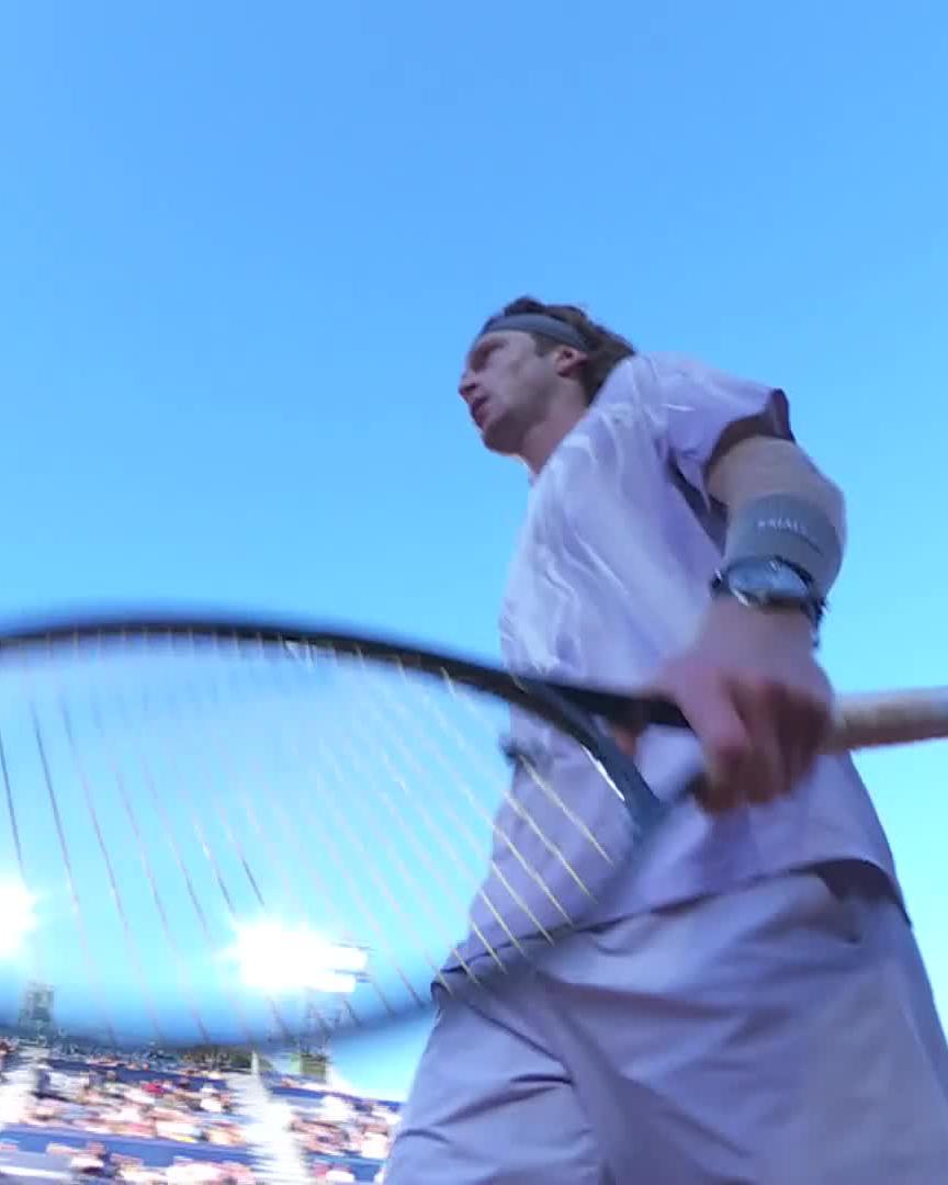 🧱 El tenis sobre polvo de ladrillo nos regala estos rallies. Tremendo el punto que se jugaron Rublev y Navone.