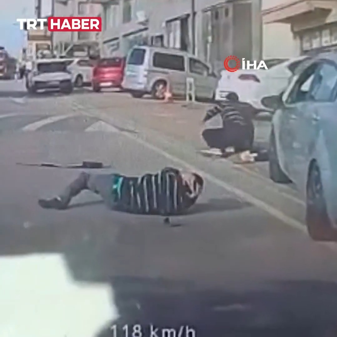 Kocaeli'de direksiyon başında uyuyakalan sürücü, kaldırımda yürüyen 3 kişiye çarptı.