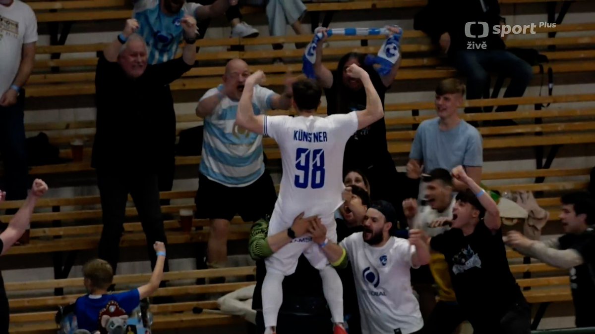 🔥 Není konec, dokud není konec! Futsalisté Plzně ⚽️ inkasovali sedm sekund před závěrem základní hrací doby, přesto dokázali vyrovnat a v prodloužení urvali první finále s Chrudimí pro sebe. ✌️