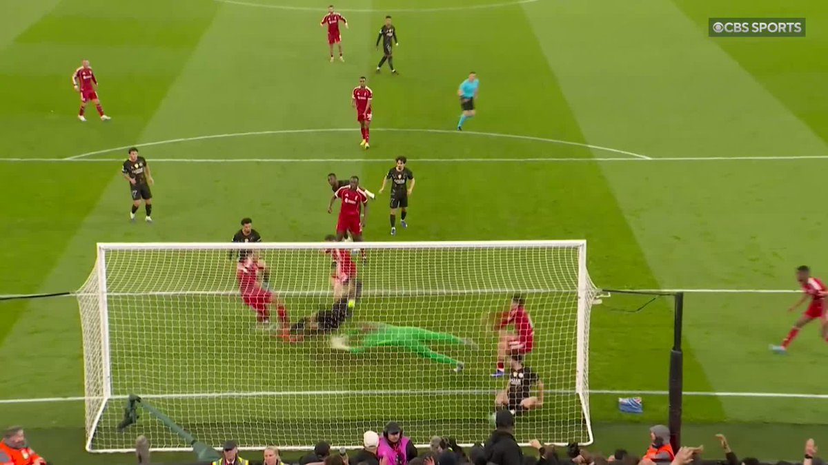 One of the best blocks you'll ever see from Marquinhos to keep PSG 2-0 up in the tie 🔥